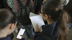 Dos estudiantes, comprobando sus apuntes antes de realizar las pruebas de selectividad, el martes pasado en Santiago. 