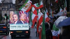 Una furgoneta con publicidad del hijo del sha y Trump pasa junto a manifestantes contra el r�gimen iran� ante el Parlamento en Londres.