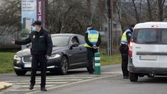 Polic�as nacionales y municipales en un control de movilidad por la pandemia en el a�o 2021 en Monforte