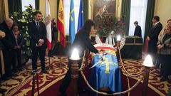 La viuda del ex presidente del Principado, ex alcalde de Gij�n y senador Vicente �lvarez Areces, Soledad Saavedra, deposita un ramo de flores sobre el f�retro en la capilla ardiente instalada en el Ayuntamiento de Gij�n
