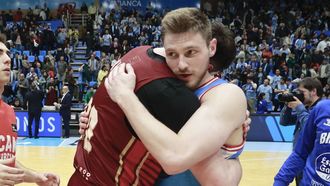 Los hermanos Kurucs se abranzan tras el Breog�n-UCAM Murcia de la pasada temporada