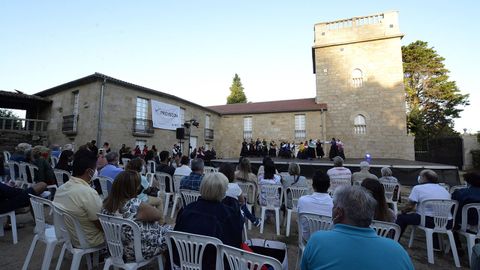 El pazo de Goins protagoniza las visitas que se hacen en Boiro. Este espacio tambin se usa para celebrar citas culturales, como esta actuacin de Xilbarbeira el pasado fin de semana