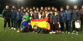 El combinado ourensano posa con la bandera espa�ola, junto a uno de los equipos locales, el San Vito. 