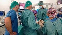 El equipo de trasplantes del Vall d'Hebron, durante la operaci�n