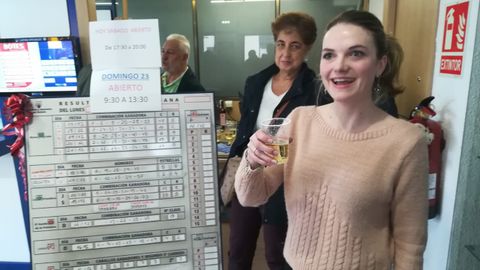 �ngela Busto, empleada de Pedro�s, posa sonriente en la celebraci�n del premio Gordo