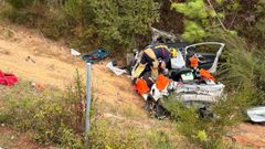 Estado en el que qued� el turismo accidentado tras salirse de la v�a en la AG-11, a la altura de A Pobra