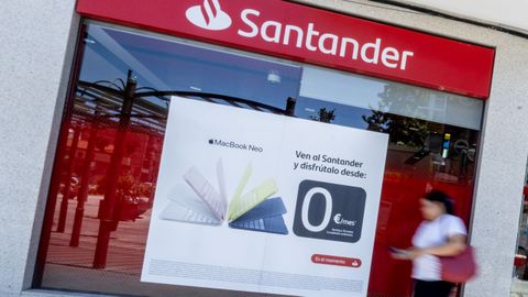 Escaparate de una entidad bancaria publicitando algunos de sus productos de cr�dito