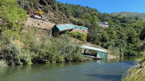 Los dos vagones arrojados a la ribera del Sil