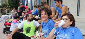 Algunos de los participantes reponiendo ayer fuerzas con un chocolate tras la carrera. 