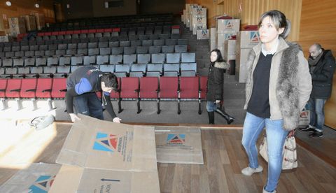 La diputada provincial Pilar Garcia Porto, durante una visita al auditorio en plena colocaci�n del mobiliario