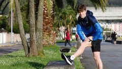 Adri�n Ben, diploma ol�mpico en 800 metros en Tokio, se enfrenta a una dif�cil disyuntiva en sus estancias en Viveiro: �200 kil�metros de coche o entrenar en un paseo mar�timo?