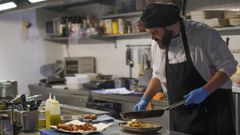 Preparaci�n del lubrigante frito en la cocina del Asador Coto Real de R�bade