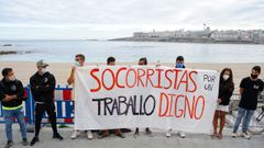 Protesta de los socorristas en la playa de Riazor.