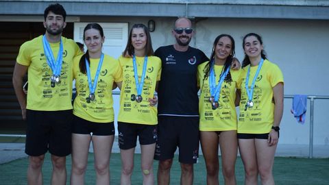 Foto de grupo de los deportistas del club Atletismo A Estrada.