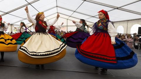 Foto de arquivo dun grupo de baile tradicional.
