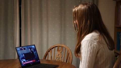 Una chica ve la actuaci�n de The Killers, en Reino Unido