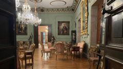 Mobiliario existente en uno de los salones del pazo de Meir�s.