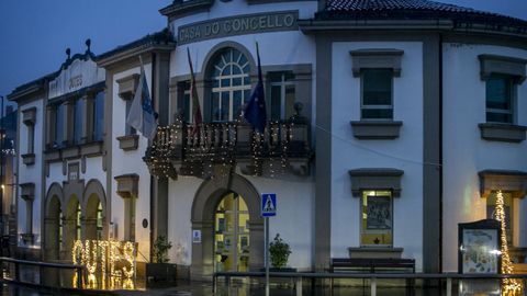 Las luces de Navidad ya brillan en Outes.