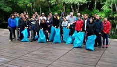 Los participantes en la jornada de limpieza retiraron ayer del cauce unos 250 kilos de desperdicios.
