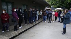 Vecinos de Palavea en una protesta contra los okupas delante del centro c�vico