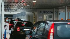 Colas para hacer una PCR en el autocovid del HUCA