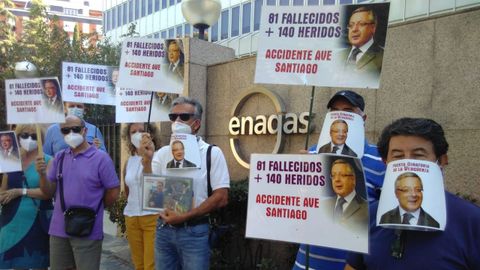 La protesta de las vctimas del Alvia ante Enags