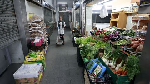 La frutería es el único negocio que abre todos los días en la plaza. Tres mañanas a la semana también funciona una pescadería
