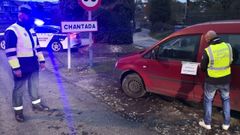 La Guardia Civil interviene el coche de la conductora detenida, coloc�ndole un letrero con la inscripci�n �Veh�culo decomisado�