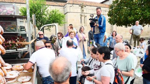 Primeros momentos de la subasta de las roscas frente al convento de las Clarisas