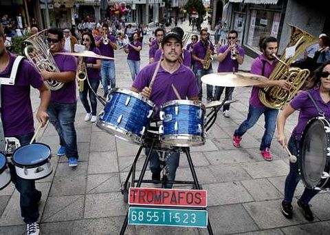 La m�sica de las charangas anim� las calles de Lal�n durante la tarde de ayer.