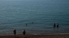 La gente disfrut� ayer del mar junto al puerto de Dover (Reino Unido)