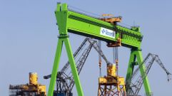 Navantia Fene, con estructuras de e�lica marina en construcci�n, en foto de archivo