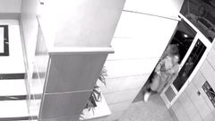 La cmara de seguridad capt a las mujeres entrando y saliendo de uno de los edificios