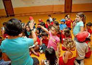 Los ni�os de la comarca de Sar dedicaron su primer d�a de actividades a perder la timidez.
