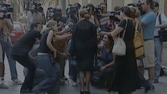 La madre Roc�o Wanninkhof, atendiendo a los medios de comunicaci�n.