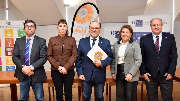 El jurado (de izquierda a derecha) estuvo formado por Francisco Fraga, vicerrector del campus lucense; Carlota L&oacute;pez Pardo, presidenta de Aresa; Antonio L&oacute;pez, rector de la USC; Mar&iacute;a Garc&iacute;a Busto, ejecutiva de Granja Campomayor, y Carlos Herrero, catedr&aacute;tico de la USC