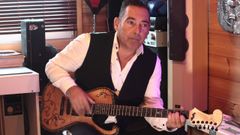 El guitarrista vigu&eacute;s Diego Pacheco, con su guitarra, la Floury Model Pacheco n&ordm;1, una pieza &uacute;nica construida artesanalmente por el lutier franc&eacute;s R&eacute;gis Floury en su taller de Sabar&iacute;s, re&uacute;ne en &laquo;Cimarr&oacute;n&raquo; a colaboradores de Espa&ntilde;a, Estados Unidos e India para cerrar una trilog&iacute;a iniciada en el 2016 que resume d&eacute;cadas de oficio entre el flamenco, el blues y el jazz
