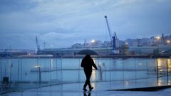 Un hombre caminaba&nbsp;el pasado martes por A Coru&ntilde;a con paraguas