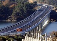 La canalizaci�n atravesar�a la r�a por debajo del viaducto