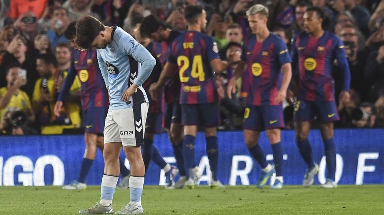 Carreira se lamenta mientras los jugadores del Barcelona celebran la victoria