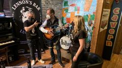 El alcalde de Siero, �ngel Garc�a, visit� hoy el Lennon�s Bar en Lugones con motivo de la presentaci�n del acto del X aniversario del pub