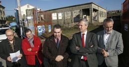 De derecha a izquierda Tour�s, Rueda y Aragunde en su visita a las obras del centro de d�a. 