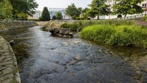El ro Anllns a su paso por el casco urbano de Carballo.