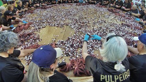 O Carballiño batió el récord de la tapa de pulpo más grande del mundo