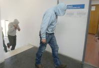 Dos de los mariscadores detenidos cuando pasaron en el 2001 a disposici�n judicial. 