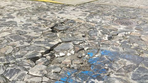 Estado lamentable del empedrado de Loureiros