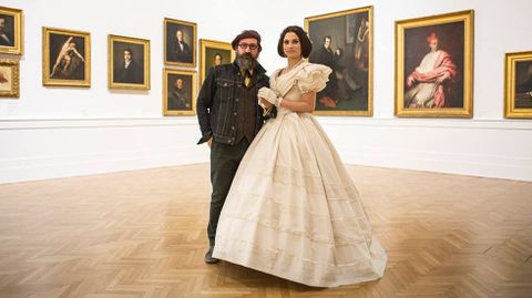 Paco Cao, junto a un �retrato viviente� de la Galer�a Nacional de Arte de Roma