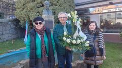 Rosa Abu�n (izquierda) y Mar�a Eulalia Gonz�lez (derecha), el pasado domingo en la ofrenda floral que el BNG de Vilagarc�a le tributa cada a�o a Rosal�a de Castro