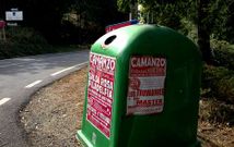 Alg�n contenedor de vidrio invita en Camanzo a disfrutar de los dos programas festivos paralelos.