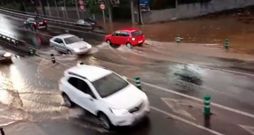 Parte el agua que inund� O Vieiro se desbord� a la N-VI junto a la glorieta de N�s